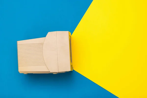 Monitor vintage su sfondo blu e giallo. Imitazione del fascio dallo schermo . — Foto Stock