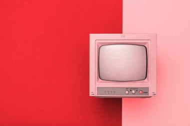 İki tonluk arka planda kineskop ile klasik televizyon. 