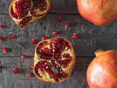 Taze nar meyveli siyah kırsal masa. Yukarıdan görünüşü.