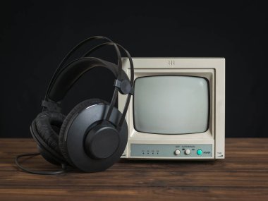 Tahta masadaki kamera ve kulaklıklar için monitör..