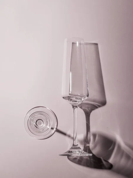 Imagen monocromática de dos vasos de vidrio en luz dura . — Foto de Stock