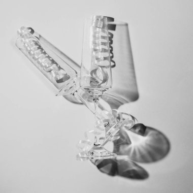 Yılanlı cam bardakların tek renkli görüntüsü.