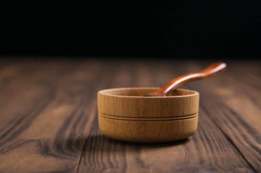 Tahta kaşık ve tahta kupa ahşap masada..