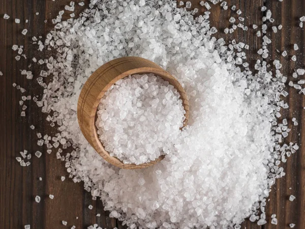 Ansicht von oben auf eine große Menge Streusalz mit einem Holzbecher. — Stockfoto