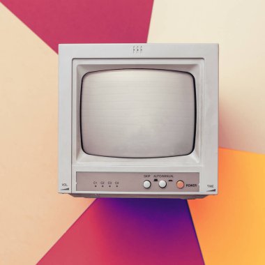 Renkli bir arkaplanda küçük bir retro monitörün renkli görüntüsü.