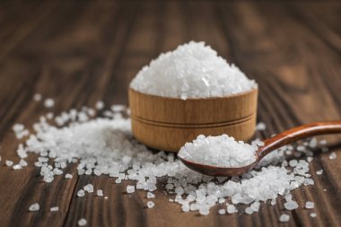 Tahta kaşık, kaba tuz da kâsenin yanında..