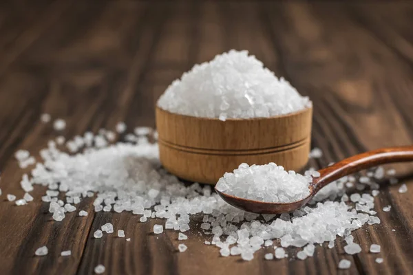 Tahta kaşık, kaba tuz da kâsenin yanında..