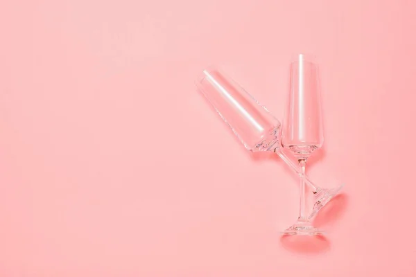 Dos hermosas gafas de cristal con piernas largas sobre un fondo rosa . — Foto de Stock