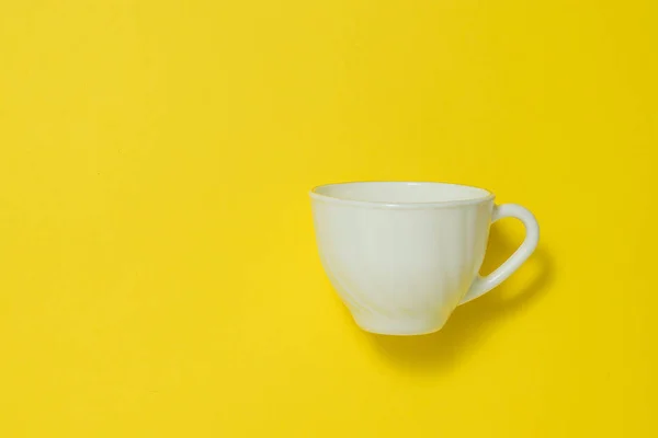 Чашка белого керамического кофе на желтом фоне . — стоковое фото