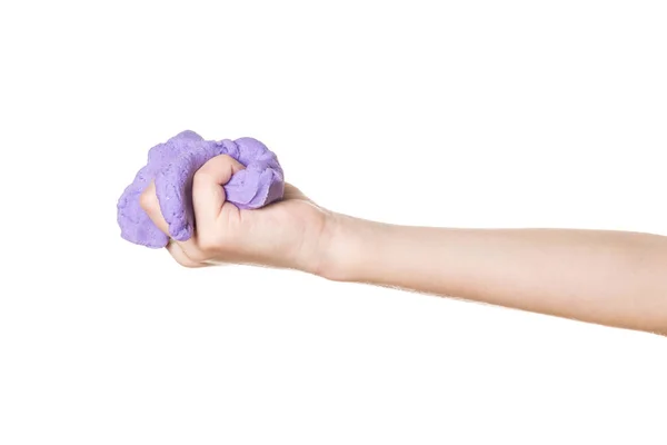Фиолетовая слизь в правой руке ребенка, изолированного на белом фоне . — стоковое фото