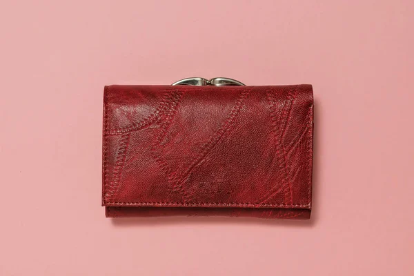 Dark red women's leather purse on a pink background. — Stock Photo, Image