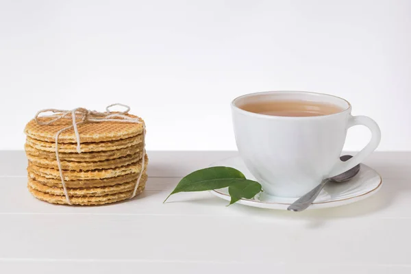 Gofres caseros y té fresco sobre una mesa blanca sobre un fondo claro . — Foto de Stock