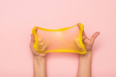 Pembe arka planda, şeffaflığa kadar gerilmiş sarı sümük..