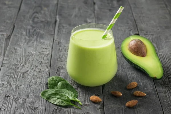 Een glas met een smoothie van amandelmelk, avocado en spinazie. Fitness product. — Stockfoto