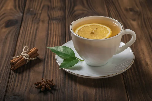 Una taza de té verde fresco con limón sobre una mesa rústica de madera . — Foto de Stock