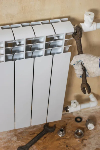 一个人正在修理散热器.私人住宅供热系统的事故. — 图库照片