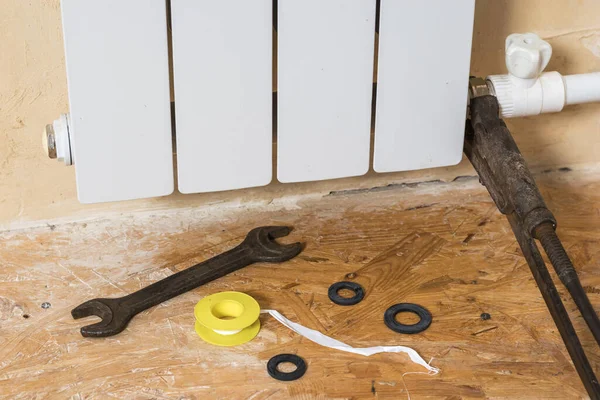 Proces demontażu chłodnicy nieszczelności systemu ogrzewania pomieszczeń. Wypadek instalacji grzewczej w domu prywatnym. — Zdjęcie stockowe