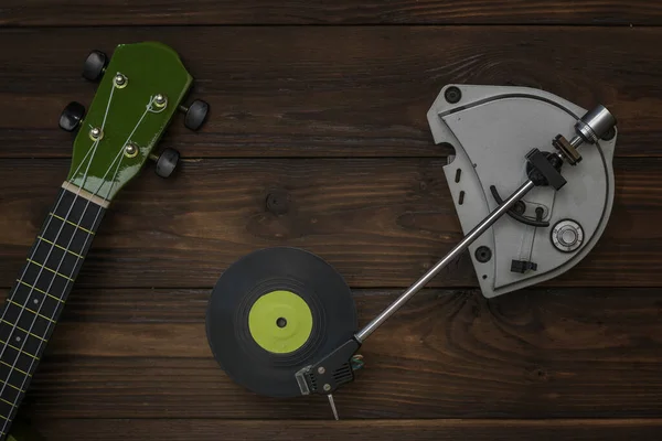 Grabador de vinilo vintage integrado en una mesa de madera y guitarra . — Foto de Stock