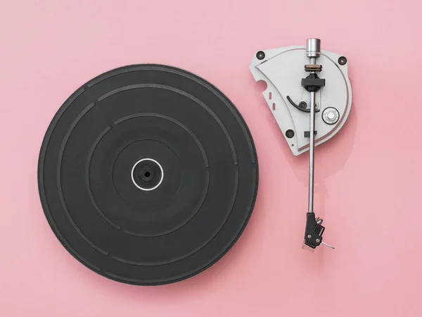 Vinyl record player on a pink background. — Stockfoto