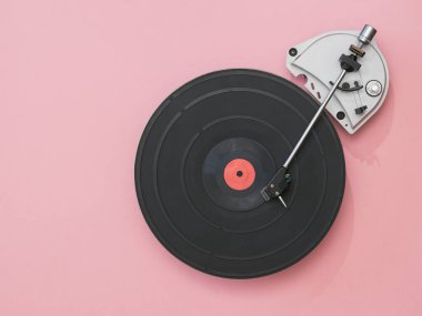 Pembe arka planda kırmızı vinil diski olan klasik müzik çalar..