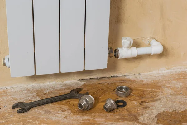 Özel bir evde parçalanmış ısıtma sistemi. Özel bir evin ısıtma sisteminin kazası.. — Stok fotoğraf