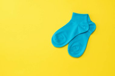 Parlak sarı arka planda mavi spor çorapları. Düz yatıyordu.