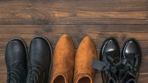 Several pairs of fashionable women's shoes on a wooden background. The view from the top. — Stock Photo, Image