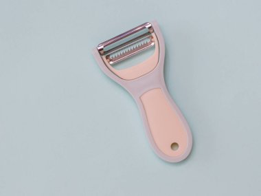 Mavi arka planda evrensel sebze soyucu.