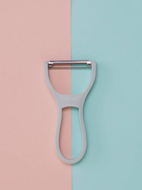 İki renkli arkaplanda plastik saplı gri bir aynasız..