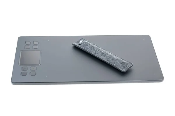 Beyaz arkaplanda izole edilmiş bir kutuda kalem ile grafiksel tablet. — Stok fotoğraf