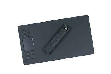 Bir çantadaki kalem ve beyaz arkaplanda izole edilmiş grafik tableti.