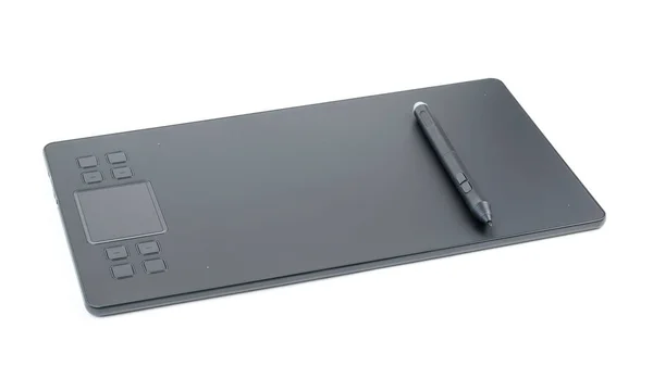 Zwart potlood op een zwarte grafische tablet geïsoleerd op een witte achtergrond. — Stockfoto