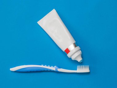 Diş macunu beyaz tüpten silikon kıllı bir diş macununa akar. Ailede ağız temizliği kavramı.