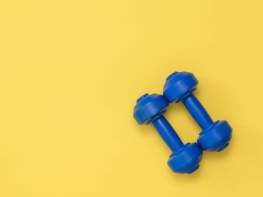 Sarı arka plan eğitimi için mavi halterler..
