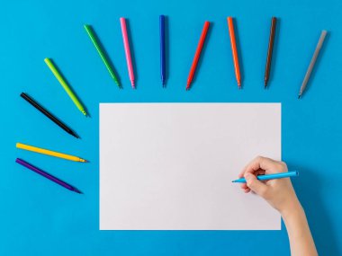 Beyaz bir sayfada mavi işaretli bir el ve mavi bir arka planda işaretler..