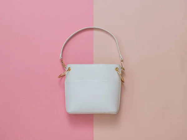 White women's leather bag on a red and pink background. Flat lay. — Stock Photo, Image