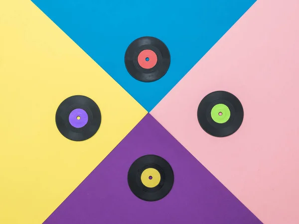 Un conjunto de discos de vinilo multicolor sobre un fondo multicolor. Collage de discos de vinilo. Puesta plana . —  Fotos de Stock