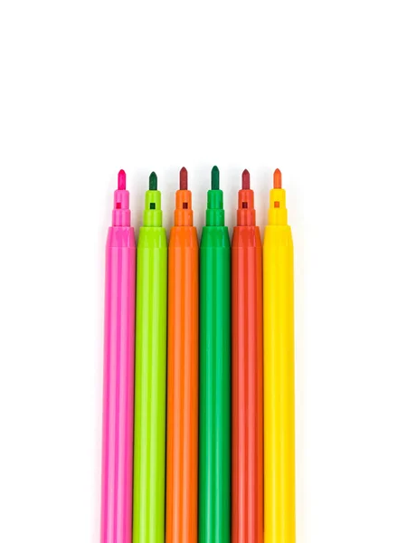 Um conjunto de marcadores multicoloridos de cores quentes isolados em um fundo branco . — Fotografia de Stock