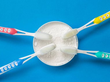 Aile için bir kavanoz diş pudrası üzerine silikon diş fırçası..