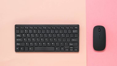 Pembe arkaplanda kablosuz klavye ve kırmızı arkaplanda kablosuz fare.