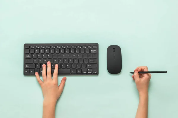 Руки з чорною клавіатурою, мишкою та олівцем на світлому фоні . — стокове фото