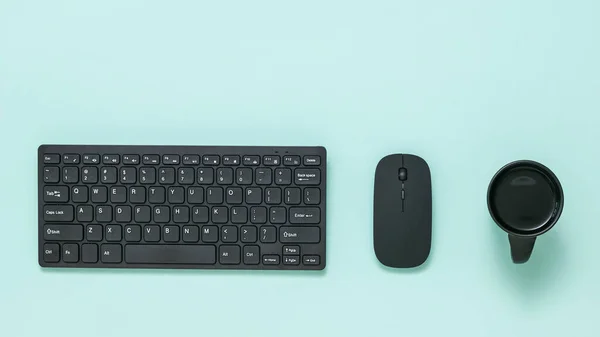 Кава, клавіатура і мишка на світло-синьому фоні.. — стокове фото