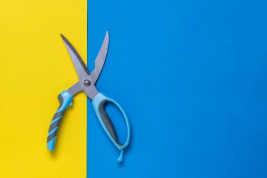 Sarı ve mavi arka planda mutfak makası.