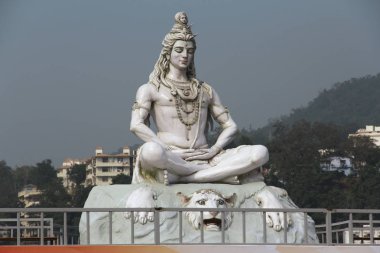 Meditasyon oturan Hindu tanrısı Shiva heykel