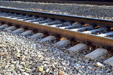 Demiryolu. Demiryolu ve uykucular taşların üzerinde.