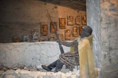Kerch şehrinin başlıca ilgi odağı Vaftizci Aziz John Kilisesi 'dir. Tapınağın anıt plaketini kapatın. Fotoğraf on üç Ekim 'de çekildi. İki bin on sekiz.