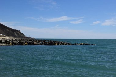 Karadeniz kıyısındaki dalgalar. Tuapse sahil kasabası. Sakin hava.