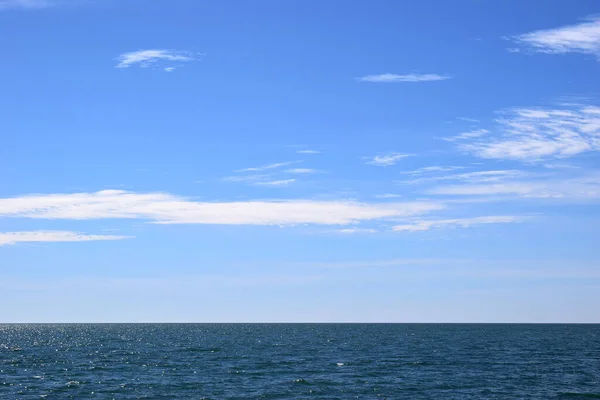 Denizin Üzerinde Beyaz Bulutlar Olan Mavi Gökyüzünün Inanılmaz Güzel Manzarası — Stok fotoğraf