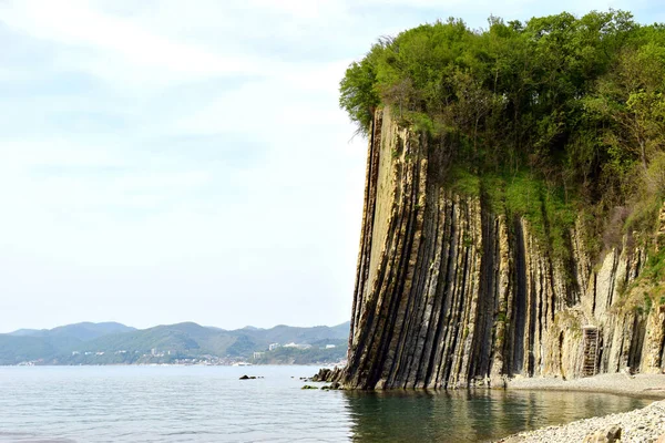 Kiselev kayasının sarp tarafının görüntüsü. Karadeniz kıyısı. Kayanın güzel manzarası. Kıyı boyunca yürü.