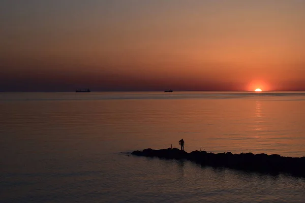 Karadeniz Kıyısından Gün Batımının Manzarası Nsan Balık Yakalar Gemiler Denizde — Stok fotoğraf